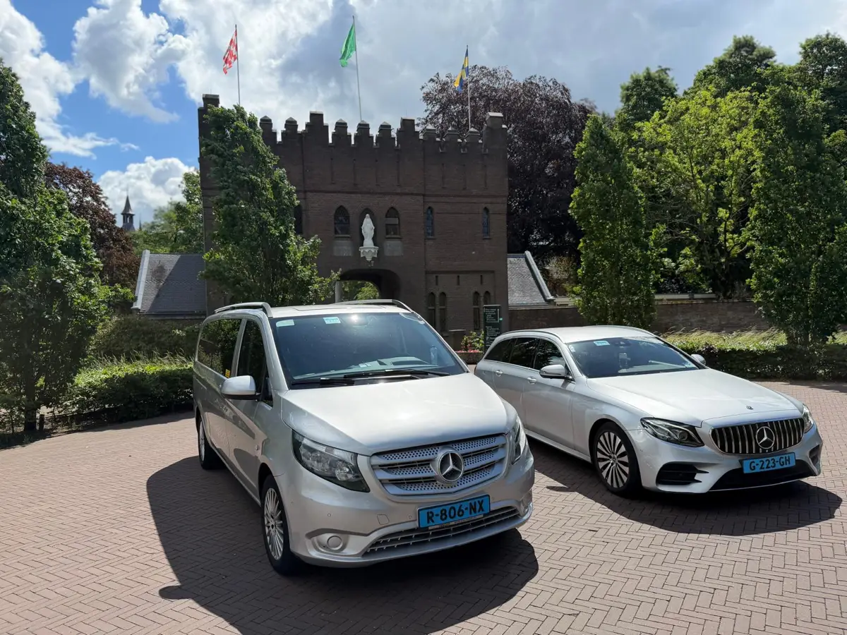 Mercedes Vito taxibus en Mercedes E-Klasse van Taxi Rijen